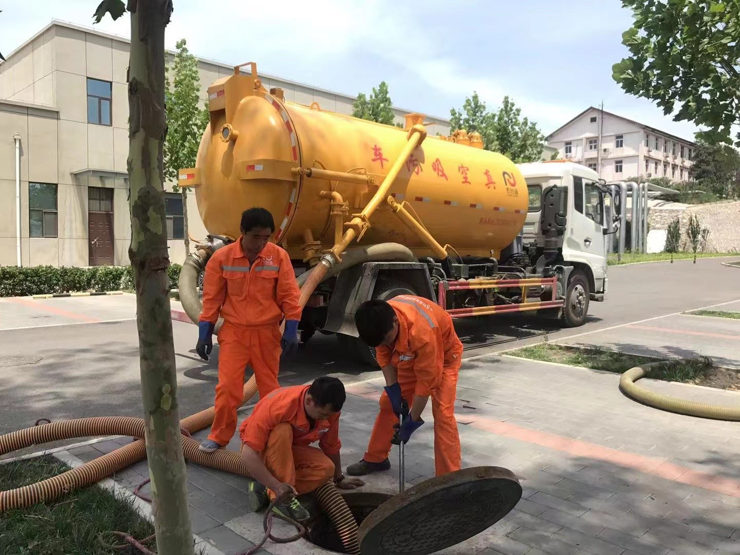 濮阳管道疏通车停在窨井附近